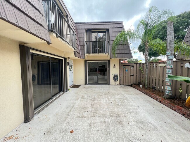 Building Photo - Cozy 2 Story Home at the heart of Palm Bea...