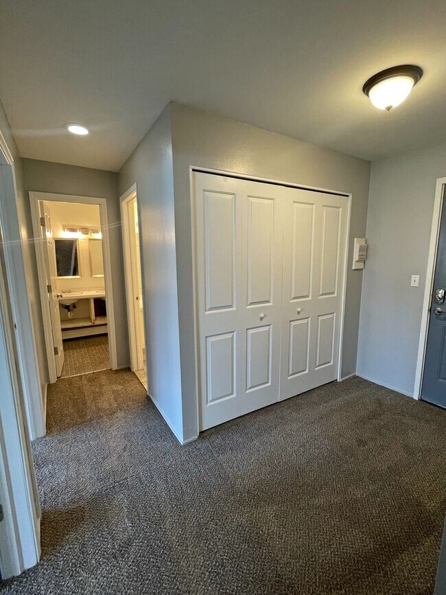 Foto del edificio - Two Bedroom Apartment Available for Rent!