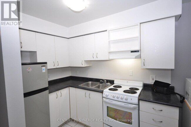 Building Photo - 450-450 MacLaren St