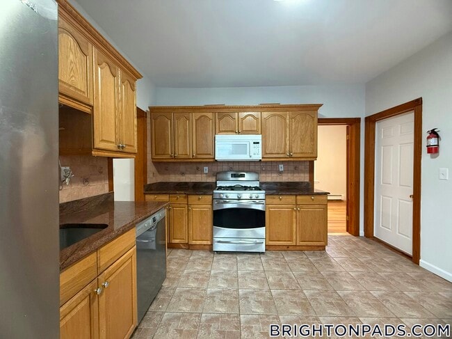 Building Photo - 6 Litchfield St Building Photo - 6 Litchfield St