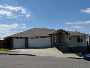Building Photo - 8212 72nd Pl NE