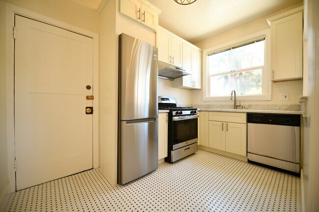 Building Photo - 465 Bellevue Ave