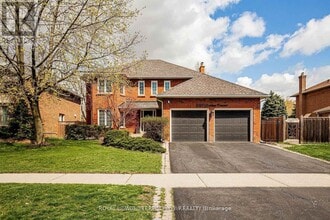 Building Photo - 2025 Parklane Crescent