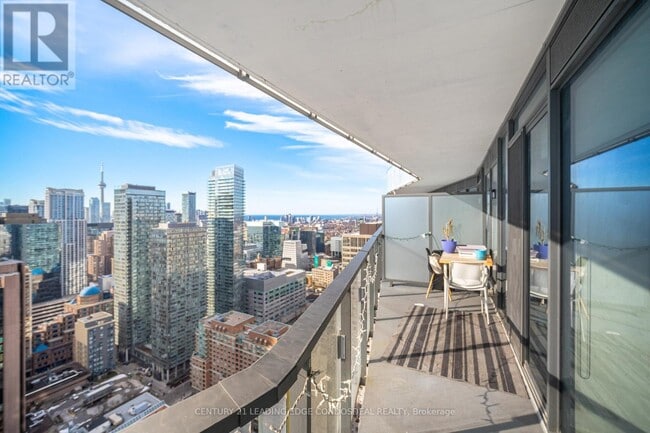 Photo du bâtiment - 11 Wellesley St W