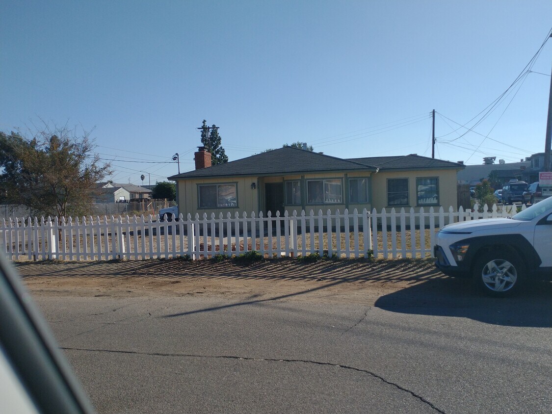 Building Photo - 335 Hart Dr