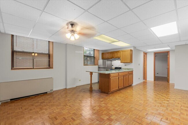 Foto del edificio - 620 W Belmont Ave