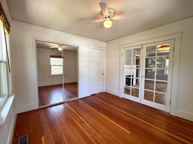 Building Photo - Delightful Home in University Park w/ Additional Flexible Bonus Rooms and A/C