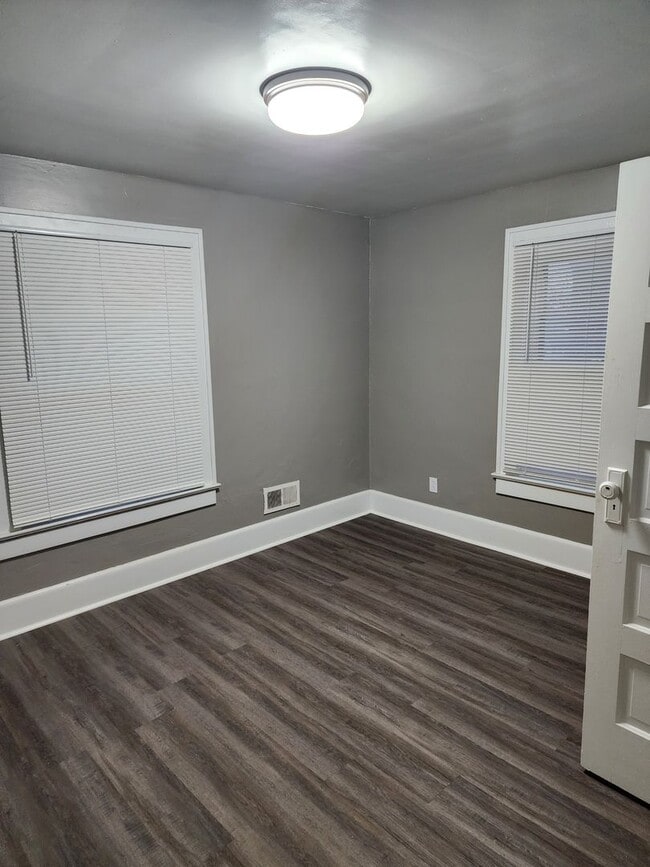 Building Photo - Newly updated duplex