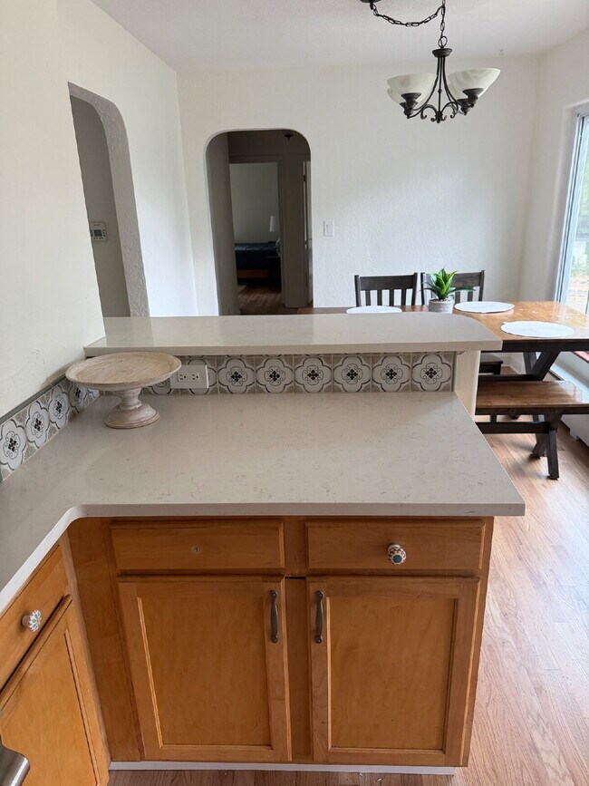 Foto del edificio - Freshly Updated 3BR/1BA Main-Level Home in Lakewood - Refinished Hardwoods, Updated Kitchen, Fenc...