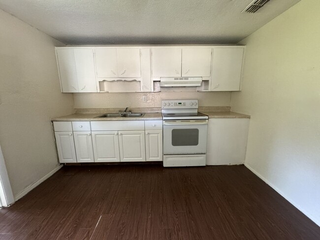 Building Photo - Lakeland 3 Bedroom 1 Bath Home! NO APPLICA...