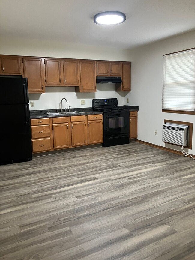 Building Photo - Troy Crossing - 2 Bedroom & 1.5 Bath Townh...