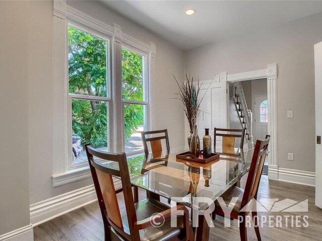 Building Photo - Fully remodeled 2  bed + office, main floor duplex in South Broadway/West Wash Park!