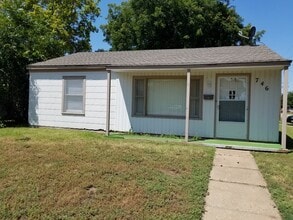 Building Photo - 746 N 16th St