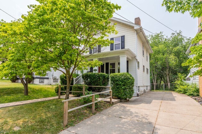 Building Photo - AVAILABLE JAN 1ST 2025!! GORGEOUS 3 BEDROO...