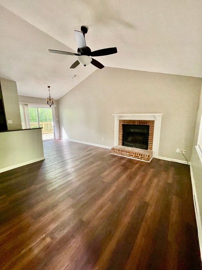 Building Photo - This Adorable 2 bedroom 2 bath duplex is l...