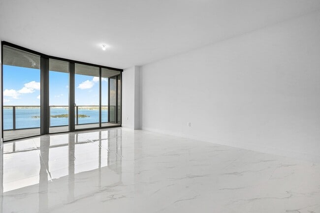 Foto del edificio - 700 NE 24th St