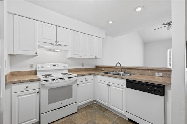 Large Kitchen with Breakfast Bar - Appleton Place Associates, LLC
