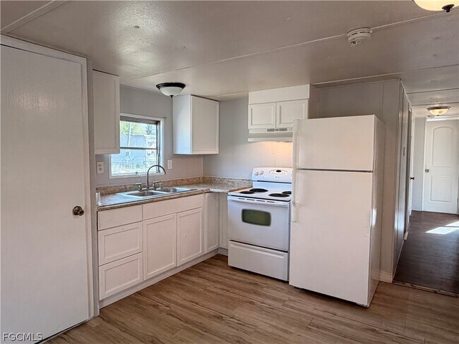 Foto del edificio - 7897 Suncoast Dr