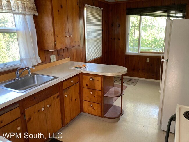 Building Photo - 1 br, 1 bath House - 15039 Military Rd. So.