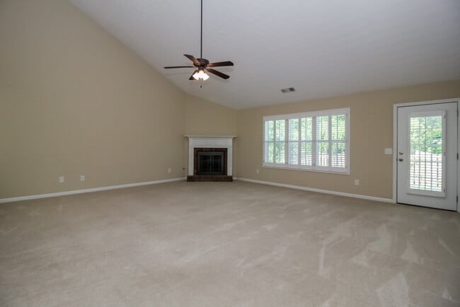 Building Photo - 111 Village Dr