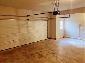 Building Photo - 10918 Hillside Dr