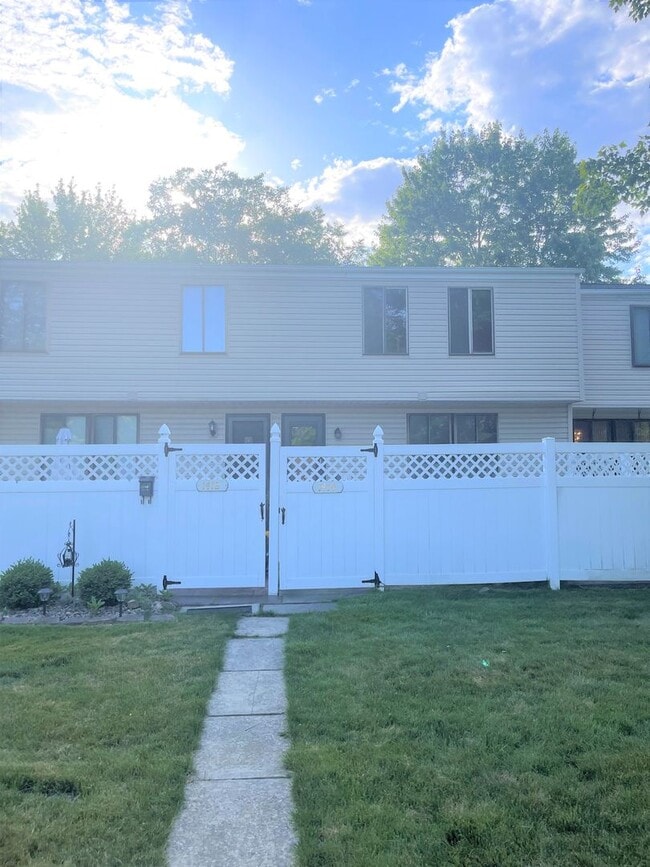 Building Photo - 1414 Maplecrest Dr
