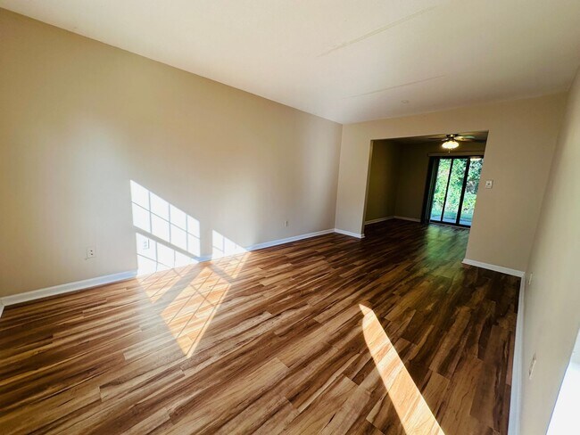 Building Photo - 3 Bedroom 2.5 Townhouse