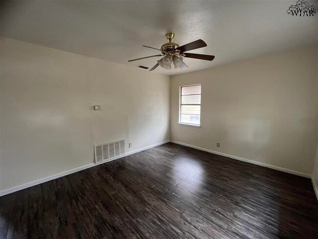 Building Photo - 1421 Tanbark Rd