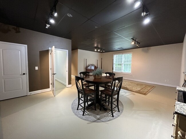 Building Photo - studio apartment
