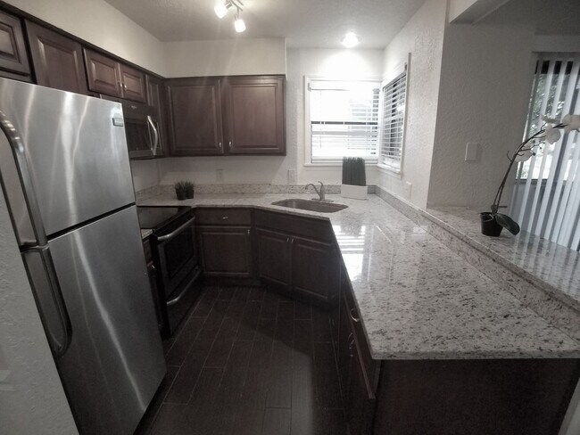 Foto del edificio - Beautiful Remodeled Winter Park 2/2 Condo for Rent in Front of Full Sail.