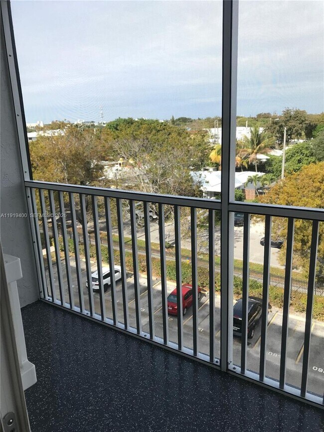 Foto del edificio - 16950 W Dixie Hwy