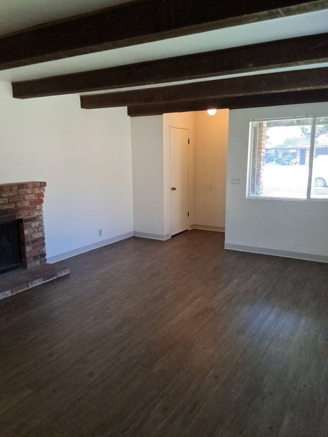 Building Photo - 3 bedroom duplex