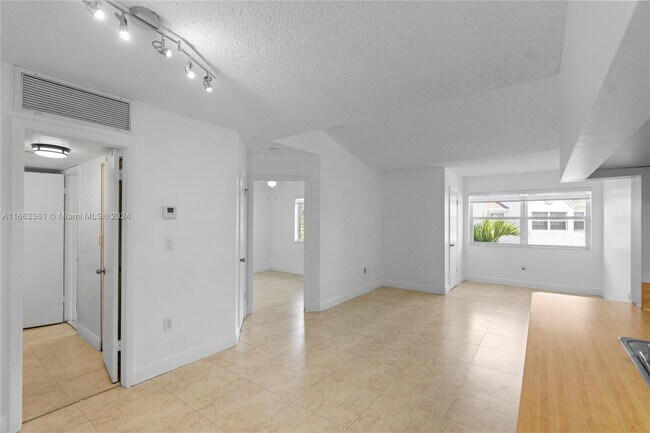 Foto del edificio - 17580 NW 67th Pl