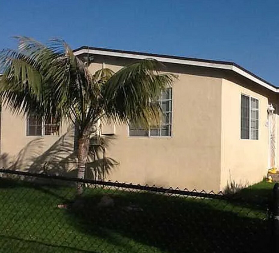 Foto principal - *** OCEANSIDE OASIS 2/1 WITH GARAGE, NEWLY...