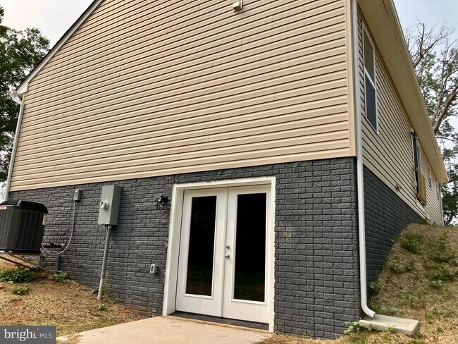 Building Photo - 468 Battle Mountain Rd