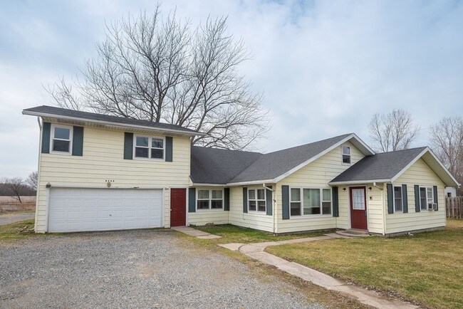 Building Photo - Spacious 3 Bedroom in Lake Charter Township