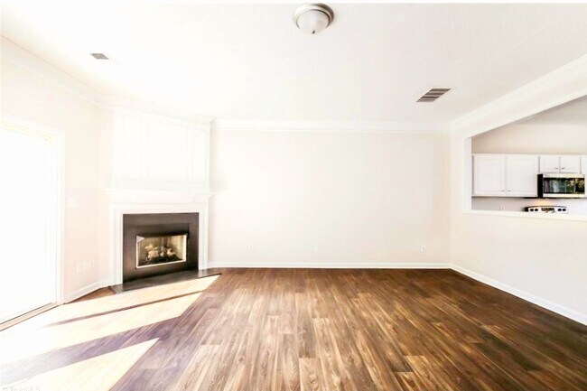 Building Photo - Charming 3BR Townhome in Jamestown