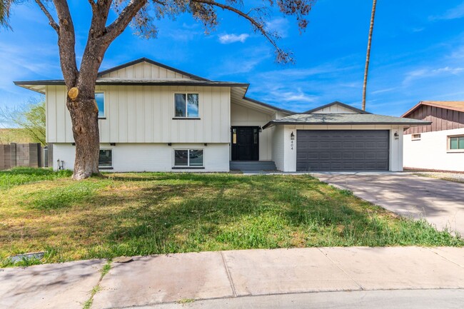 Building Photo - Stunning 6-Bedroom Home Near ASU with Mode...