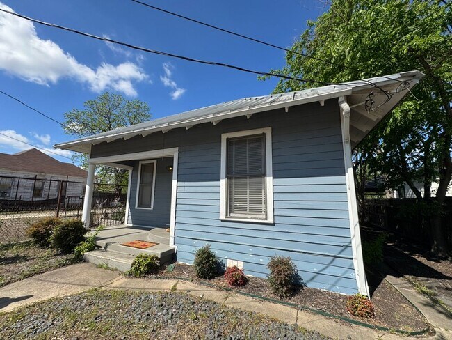 Foto del edificio - Fully Restored 2BR Classic Near Downtown Dignowity Hill