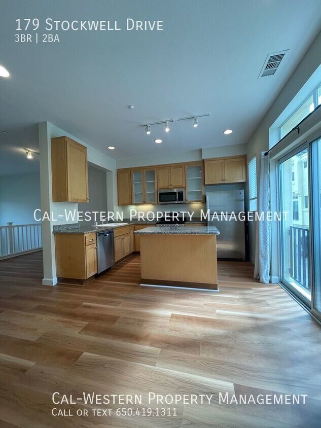 Primary Photo - Great Location Spacious 3 Bedroom Townhous...