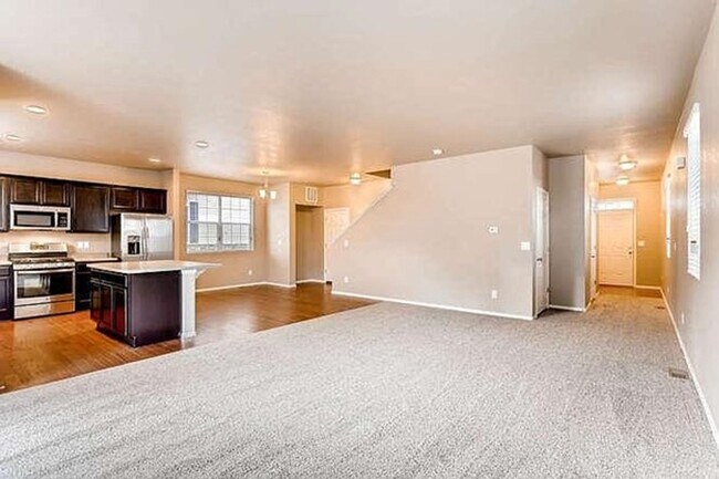 Building Photo - Immaculate 4B/2.5B Available August 1 2025!