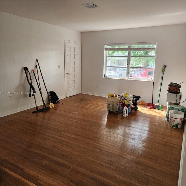Building Photo - 5340 Orduna Dr