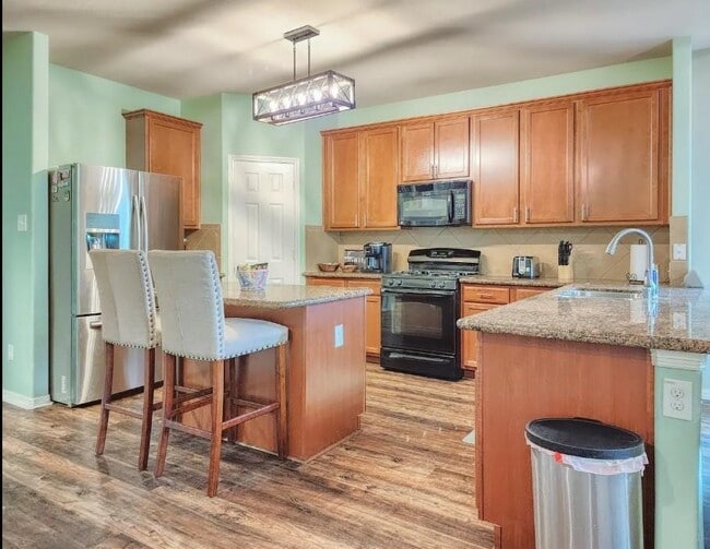 Foto del edificio - 2706 Lakecrest Way Dr