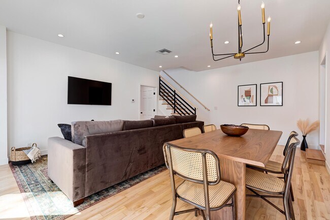 Foto del edificio - 8611 Rosewood Ave