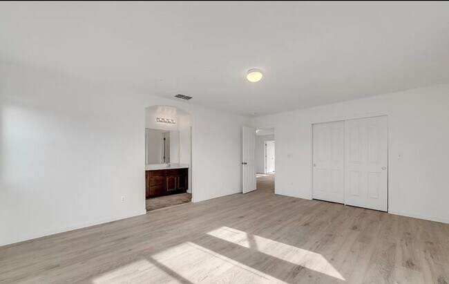 Building Photo - Elegant 5-Bedroom, 3.5-Bathroom Home – Mov...