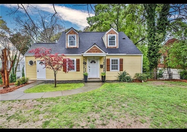 Charming 1 bed/1 bath upstairs unit in duplex - 1206 Church St