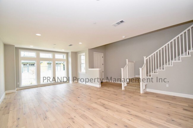 Foto del edificio - Gorgeous Three Bedroom Townhome in The Strand