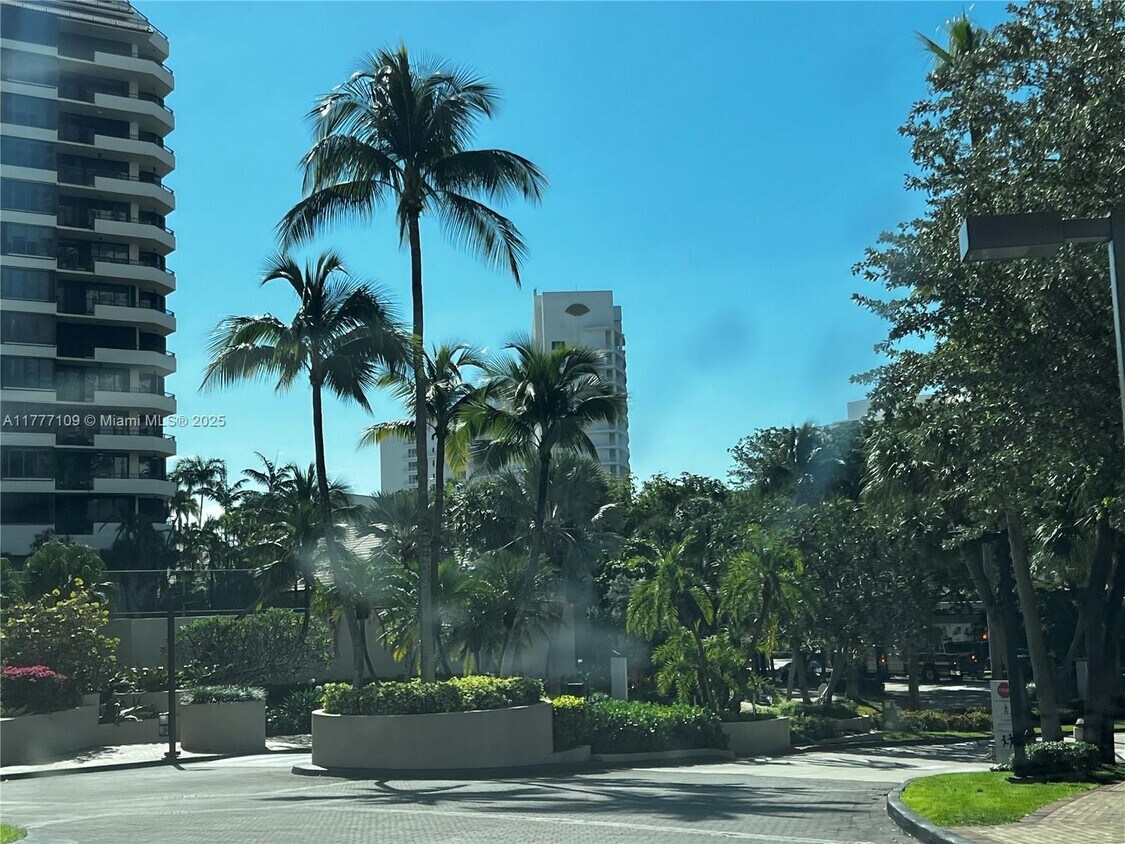 Primary Photo - 540 Brickell Key Dr