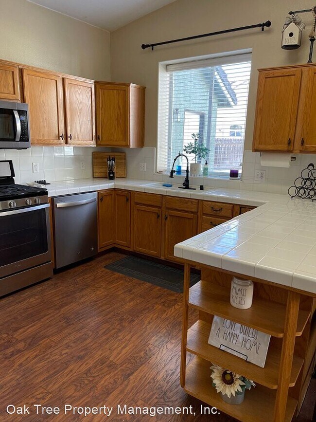 Building Photo - 4 br, 2 bath House - 548 E. Aspen Court