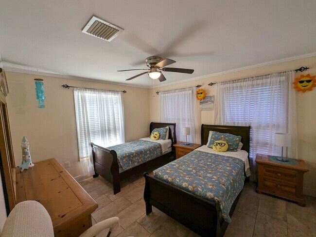 dormitorio1 - 2394 Zeder Ave